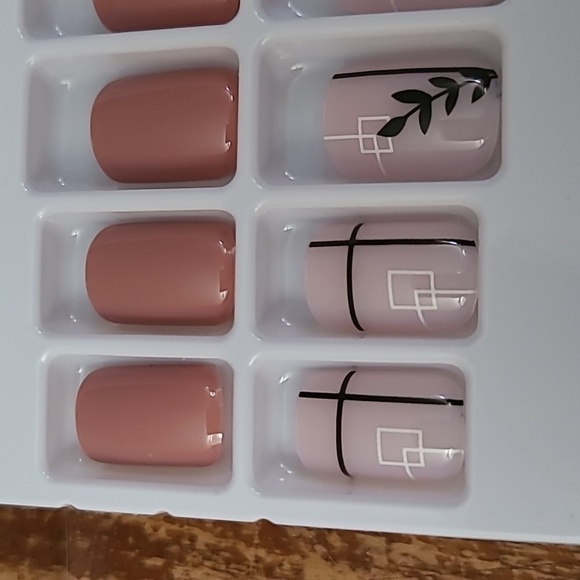 2/$16 Boho Leaf Press on Nails - Picture 14 of 16